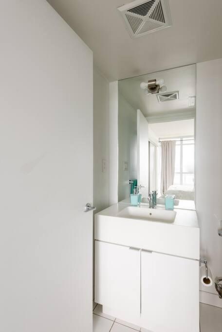 Stylish Downtown Lakeview Condo - One Free Parking Toronto Exterior foto