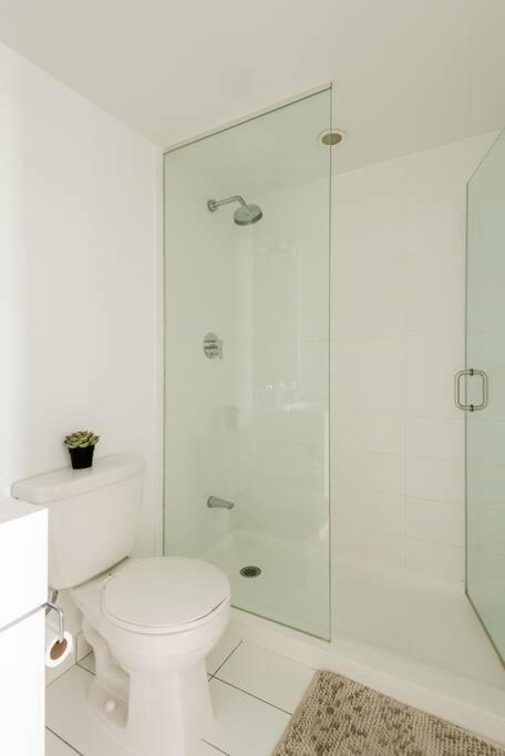 Stylish Downtown Lakeview Condo - One Free Parking Toronto Exterior foto