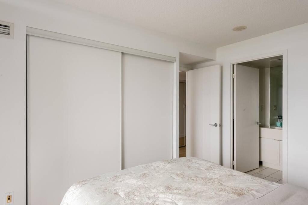 Stylish Downtown Lakeview Condo - One Free Parking Toronto Exterior foto