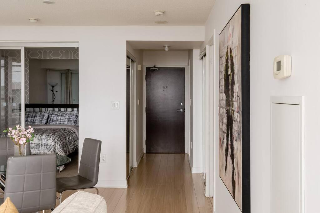 Stylish Downtown Lakeview Condo - One Free Parking Toronto Exterior foto