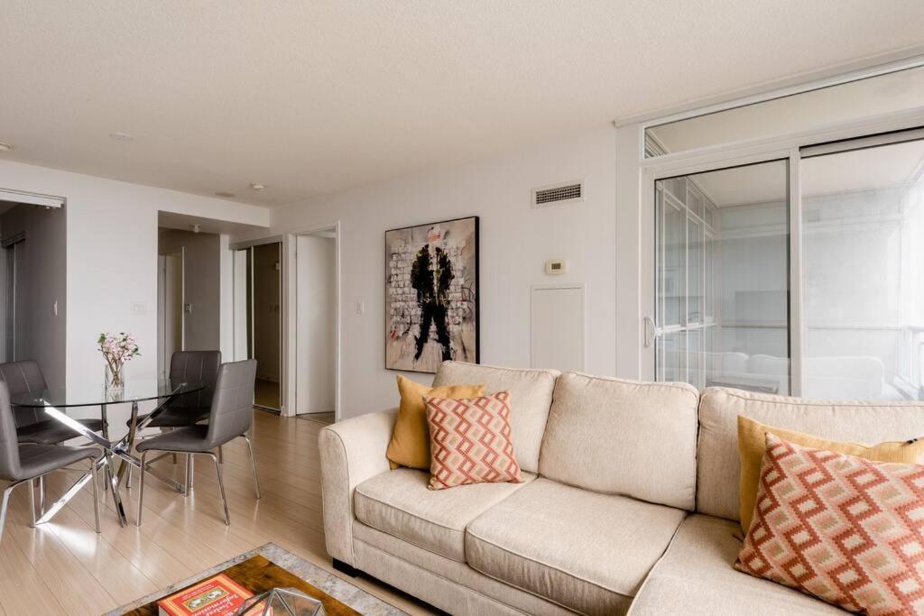 Stylish Downtown Lakeview Condo - One Free Parking Toronto Exterior foto