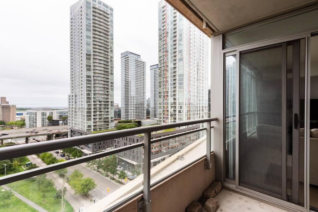 Stylish Downtown Lakeview Condo - One Free Parking Toronto Exterior foto