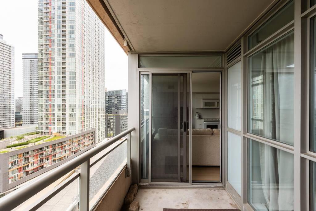 Stylish Downtown Lakeview Condo - One Free Parking Toronto Exterior foto